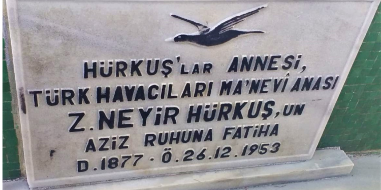 Vecihi Hürkuş’un annesi Neyir Hanım’ın kuşlu mezarı