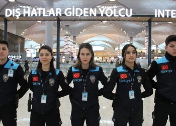 Pasaport polislerinin üniformalarında değişiklik yapıldı