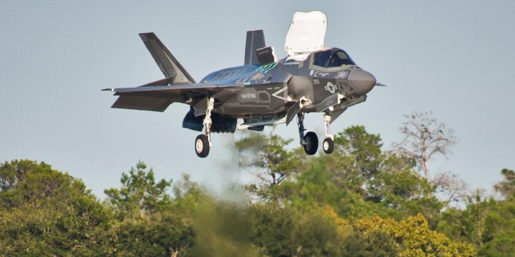 F-35B, Singapur’da yeteneklerini sergiledi