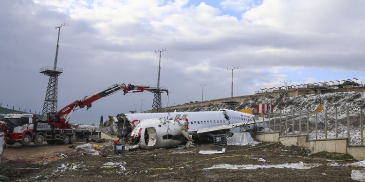 Pegasus uçağının enkaz kaldırma çalışmaları sürüyor