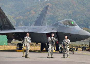 Dünyanın en pahalı savaş uçağı F-22 Raptor