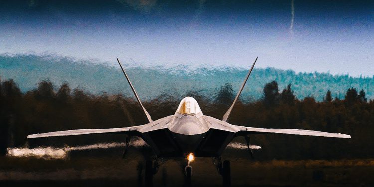 Dünyanın en pahalı savaş uçağı F-22 Raptor