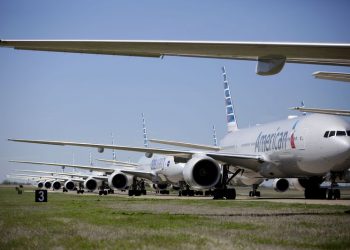 Uçuşlar azaldı, uçaklar parka çekildi