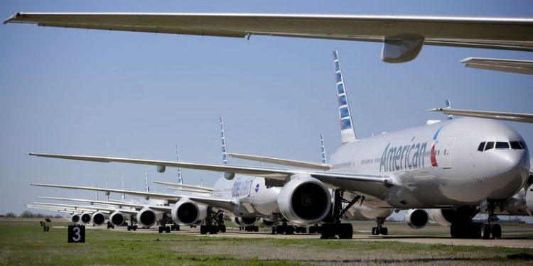 Uçuşlar azaldı, uçaklar parka çekildi