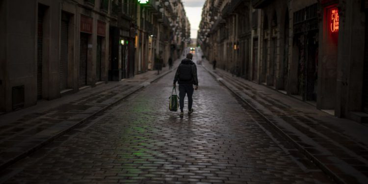 Uçuşlar azaldı, uçaklar parka çekildi