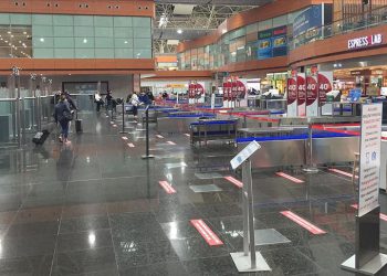 Sabiha Gökçen Havalimanı’nda da kırmızı bantlı sosyal mesafe önlemi