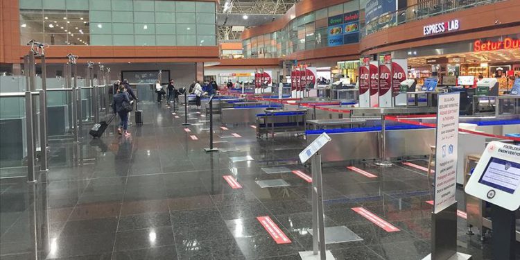 Sabiha Gökçen Havalimanı’nda da kırmızı bantlı sosyal mesafe önlemi