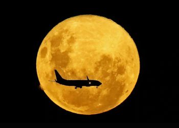 Süper ay ve uçağın muhteşem birlikteliği