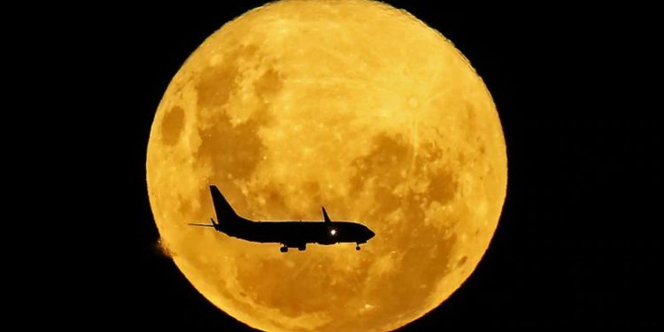Süper ay ve uçağın muhteşem birlikteliği