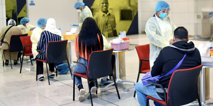 Emirates tüm yolcuları COVID-19 testi yapacak