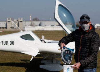 Pilotlar kendi uçaklarıyla maske dağıtıyor