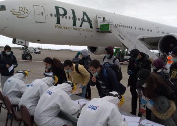 Türk öğrencileri taşıyan PIA uçağı Trabzon’a indi