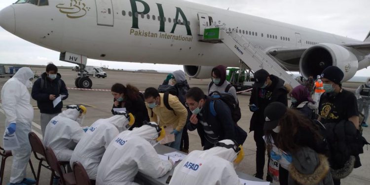 Türk öğrencileri taşıyan PIA uçağı Trabzon’a indi