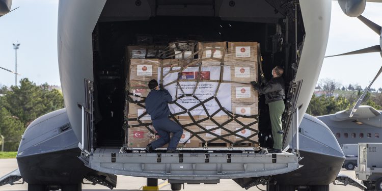 Türkiye 5 ülkeye A400M’le tıbbi malzeme gönderdi