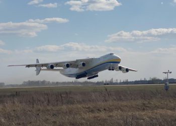 En büyük kargo uçağı An-225 COVID-19 görevinde