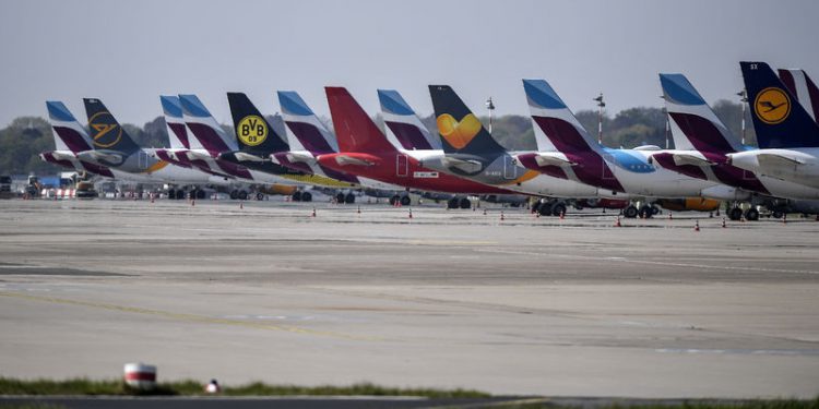 Uçuşlarını durduran havayolları uçaklarını parka çekiyor