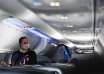 Havayollarından ilginç Covid-19 uniformaları!