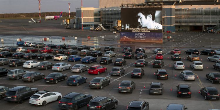 Havalimanı apronu açık hava sineması oldu
