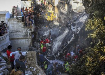 Pakistan’da düşen uçakta 2 kişi kurtuldu