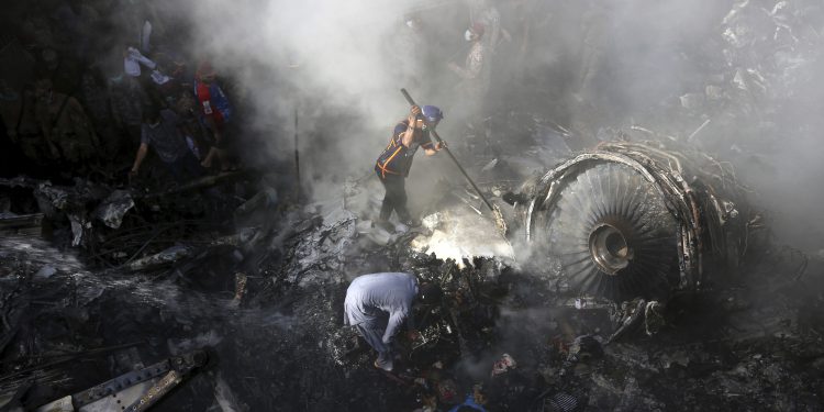 Pakistan’da düşen uçakta 2 kişi kurtuldu