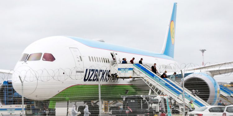 Özbekistan’daki Türkler uçakla İstanbul’a getirildi