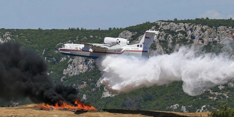 Bakan Pakdemirli yangın uçağına pilotluk yaptı