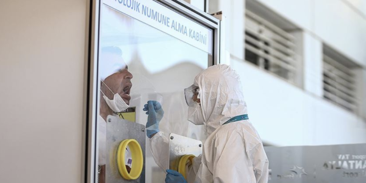 Antalya Havalimanı’nda Covid-19 laboratuvarı açıldı