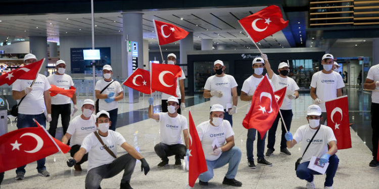 Türk işçiler, özel uçakla Malta’ya çalışmaya gitti