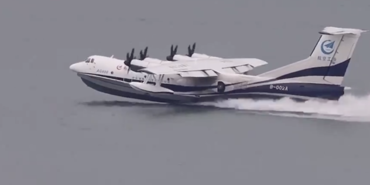 En büyük deniz uçağı AG600’den ilk uçuş