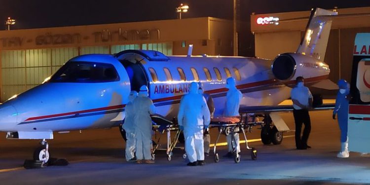 Covid-19’a yakalanan çift ambulans uçak