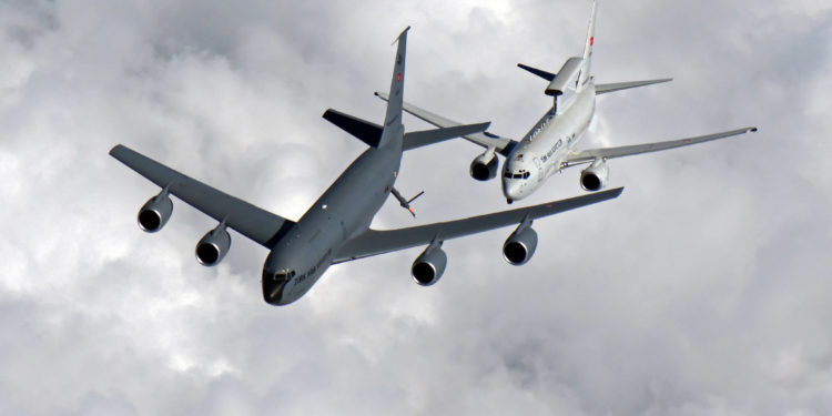 Türk uçağı NATO’ya ait AWACS’a havada yakıt ikmali yaptı