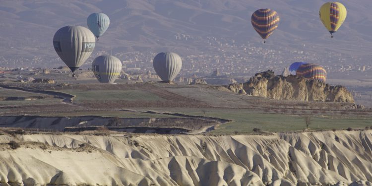 Turistlere Kapodokya’daki balon turlarına şartlı izin