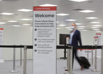 İngiltere karantina yerine havalimanında “hızlı test” yapacak