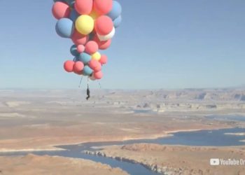 Çölde helyum balonları ile ilginç uçuş