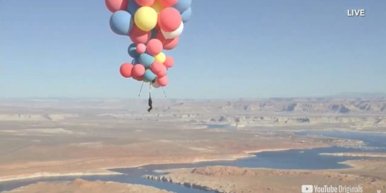 Çölde helyum balonları ile ilginç uçuş