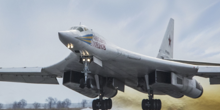 Rus Tu-160 bombardıman uçağından rekor uçuş!