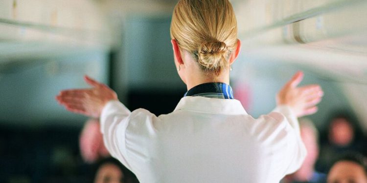 Sarışın ve genç hostesler kollanıyor mu?