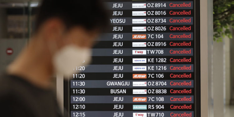 Tayfun nedeniyle yüzlerce uçuşu iptal edildi