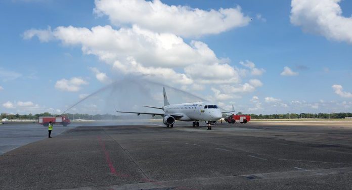 İlk E190-100LR model uçağını teslim aldı