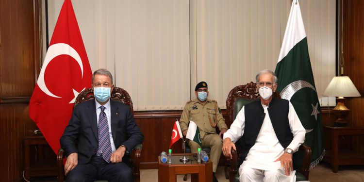 Bakan Akar, Pakistan Savunma Bakanı Khattak ile görüştü