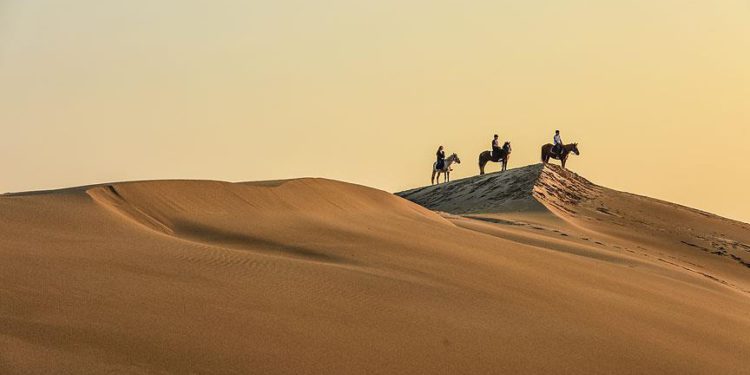 Patara’nın kum tepeleri turistlere çöl deneyimi yaşatıyor