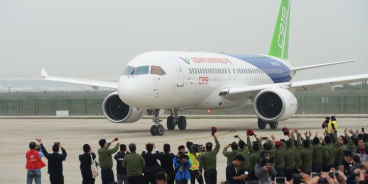 Çinli yolcu uçağı C919 ilk şovunu yaptı