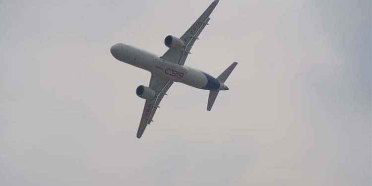 Çinli yolcu uçağı C919 ilk şovunu yaptı
