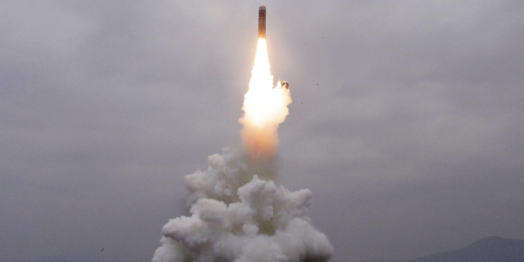 “Kuzey Kore balistik füzeye sahip yeni denizaltıları inşa ediyor”