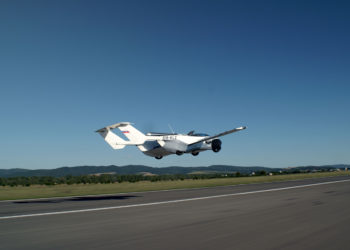 Karada, havada ve suda gidebilen arabalar geliyor