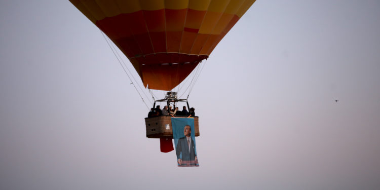 Kapadokya’da balonlar Atatürk posterleriyle uçtu