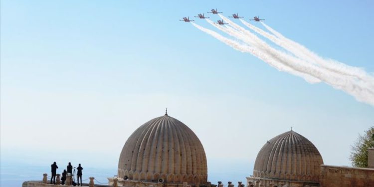 ‘Türk Yıldızları’ Mardin semalarında gösteri uçuşu yaptı