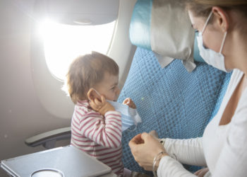 Çocuklarınızın uçakta maske takması gerekiyor mu?