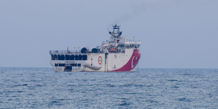 Oruç Reis Doğu Akdeniz’de havadan korunuyor