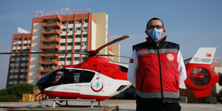 Uçmayı seven hekim ambulans helikopterden ayrılamıyor